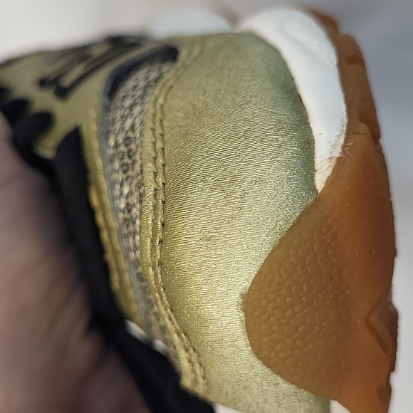 New Balance Gold and Black Baby Shoe's - Picture 10 of 11